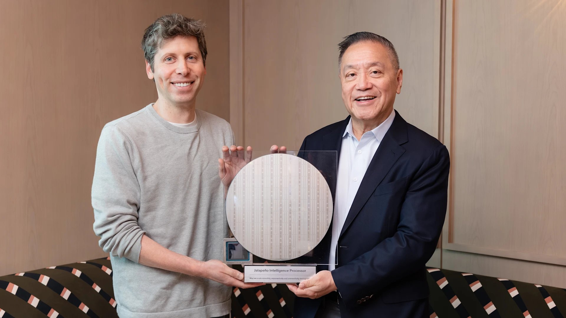 Ông Sam Altman, CEO OpenAI và ông Hock Tan, CEO Broadcom bên cạnh chip AI mới của OpenAI 