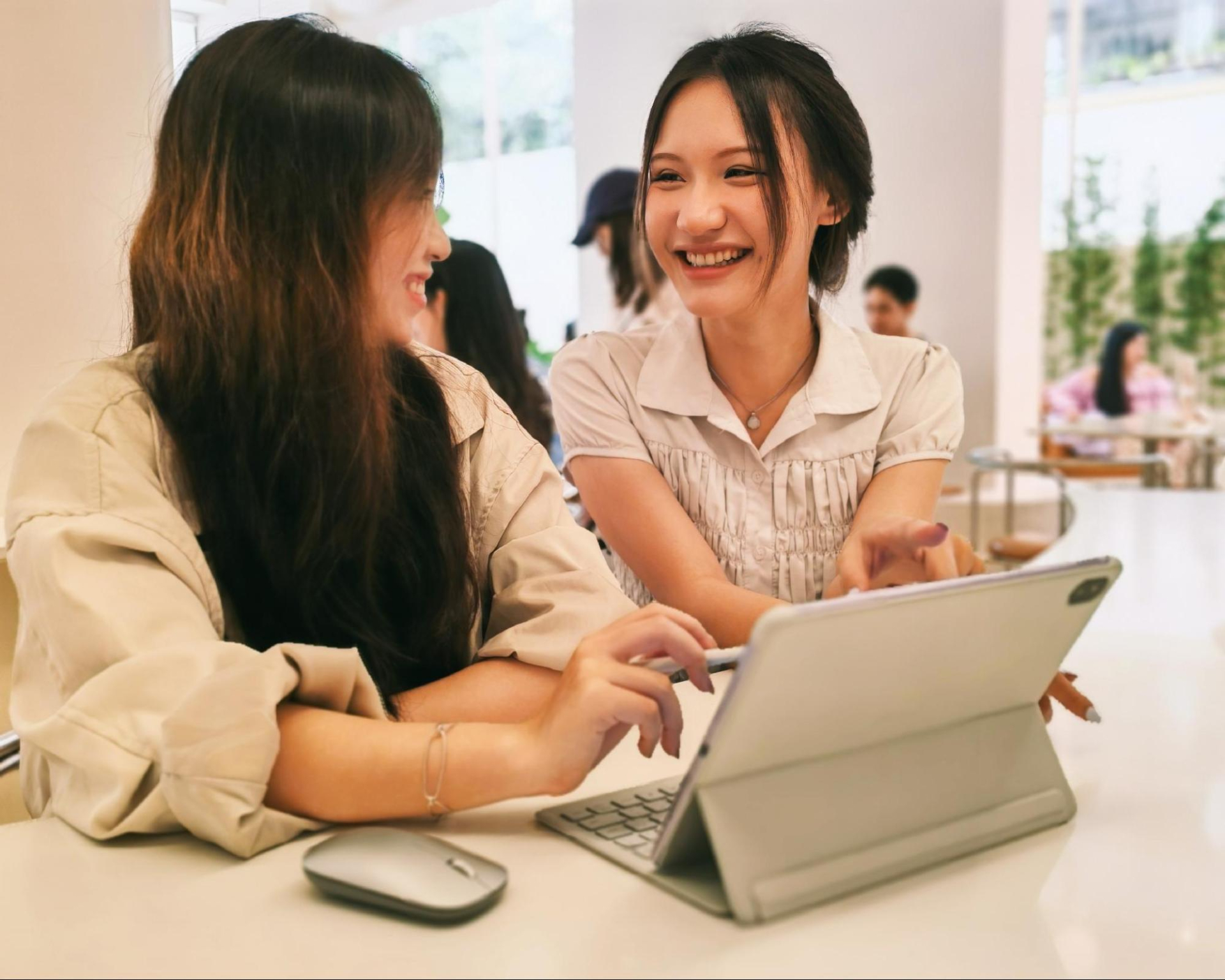   Máy tính bảng phục vụ nhu cầu học tập và làm việc nhóm của học sinh, sinh viên trong mùa tựu trường.  