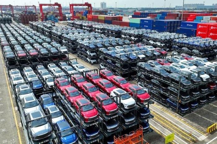 Xe mới chờ xuất xưởng tại một cảng ở Trung Quốc. Các đợt giảm giá liên tục của xe mới kéo giá tham chiếu của xe cũ cùng dòng xuống theo