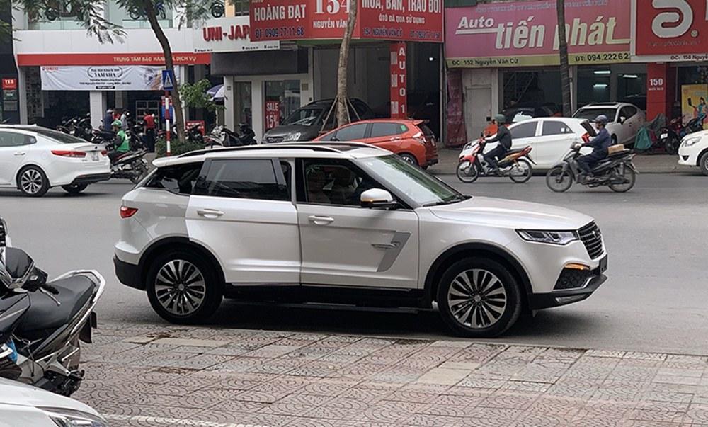 Phố kinh doanh ô tô đã qua sử dụng tại Việt Nam. Giá trị bán lại là khoản chi phí hiện ra rõ nhất trên thị trường xe cũ