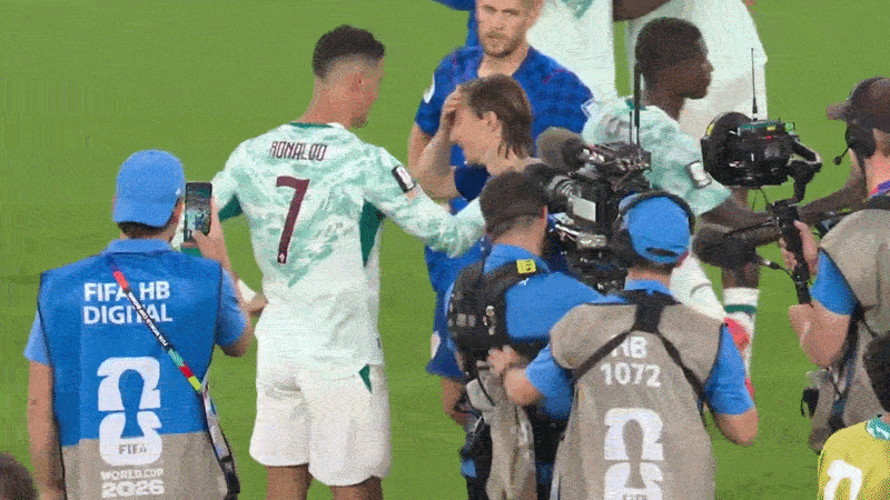 Khoảnh khắc lịch sử ở Toronto: Ronaldo, Modric và tình bạn không tiếng còi nào chấm dứt được