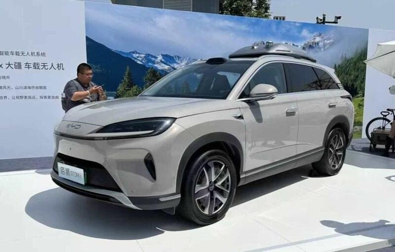 Một mẫu xe của BYD trưng bày cùng hệ thống thiết bị bay không người lái gắn trên nóc, sản phẩm hãng phát triển cùng DJI.