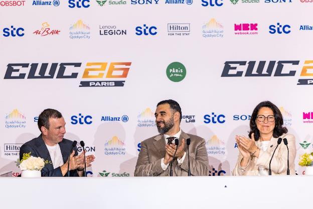 (Từ trái sang phải) Ông Ralf Reichert, Tổng Giám đốc của Esports Foundation; Hoàng tử Faisal bin Bandar bin Sultan, thành viên Hội đồng Quản trị của Esports Foundation; và Bà Marina Ferrari, Bộ trưởng Bộ Thể thao, Thanh niên và Đời sống Cộng đồng Pháp phát biểu tại buổi họp báo khai mạc Esports World Cup 2026 tại Paris.