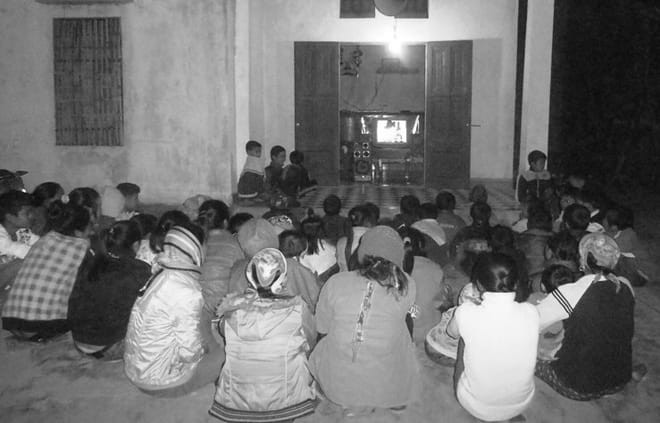 Cảnh cả thôn xóm tụ tập xem TV đã là một thứ