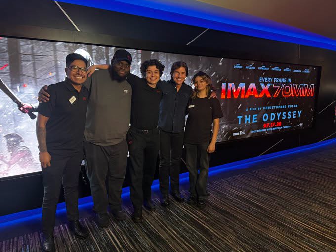 Tom Cruise chụp ảnh cùng nhân việt rạp phim - những người đã thưởng thức The Odyssey cùng anh - Ảnh: Internet.