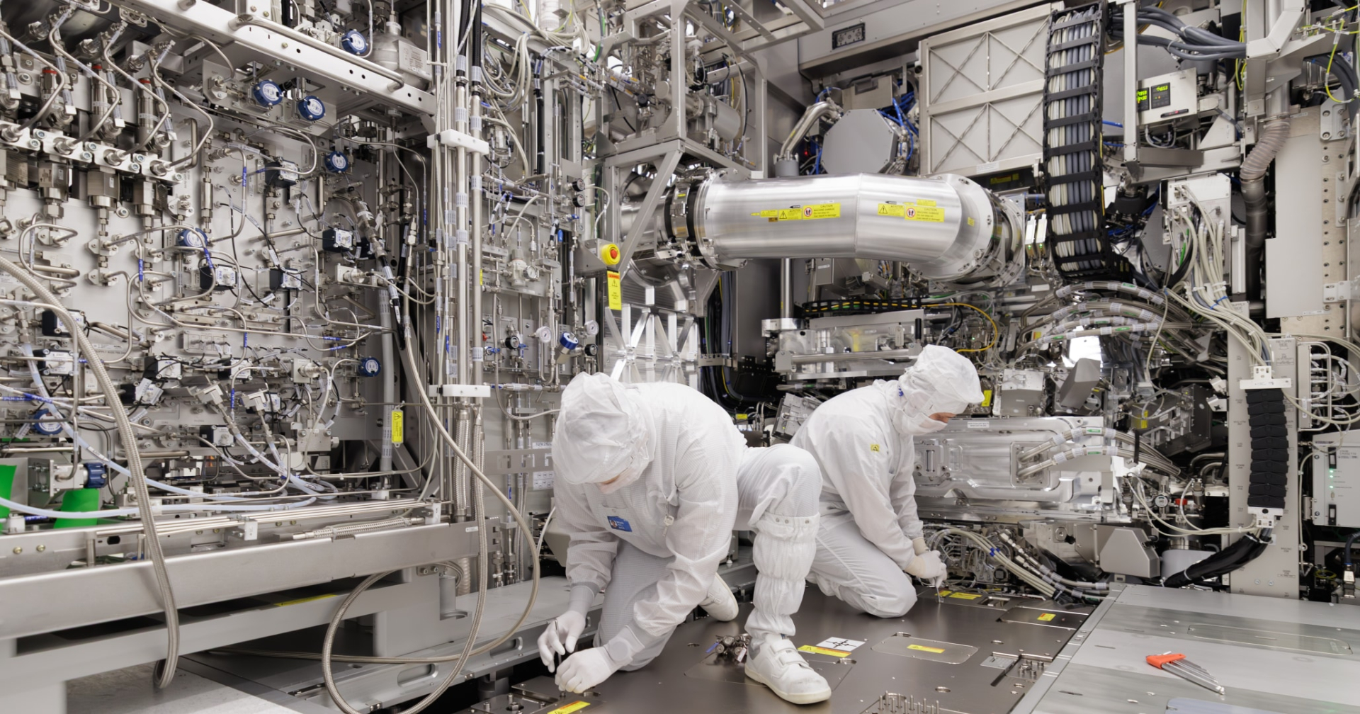 Các kỹ sư ASML đang lắp ráp một máy quang khắc EUV