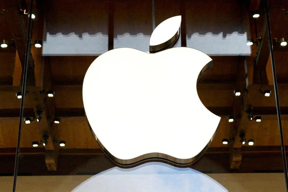Bị chê chậm chân trong AI, Apple vẫn trở thành công ty thứ 2 đạt 5.000 tỷ USD vốn hóa