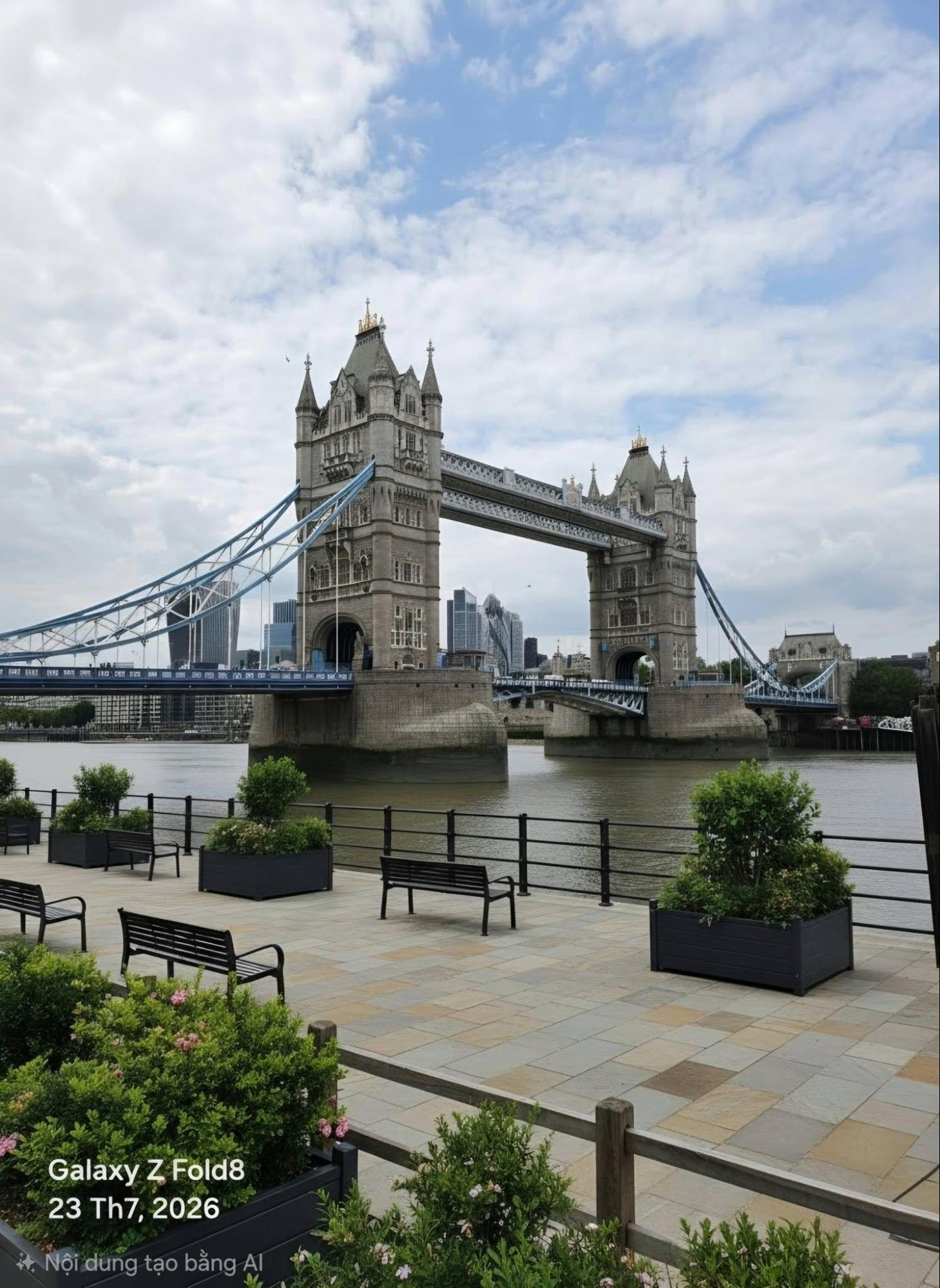 Vẫn khung Tower Bridge phía trên, sau khi xử lý trên máy. Đám đông ở tiền cảnh không còn, chỗ họ đứng được thay bằng một khoảng sân lát đá có ghế băng và bồn cây, còn cây cầu phía sau giữ nguyên từng chi tiết.