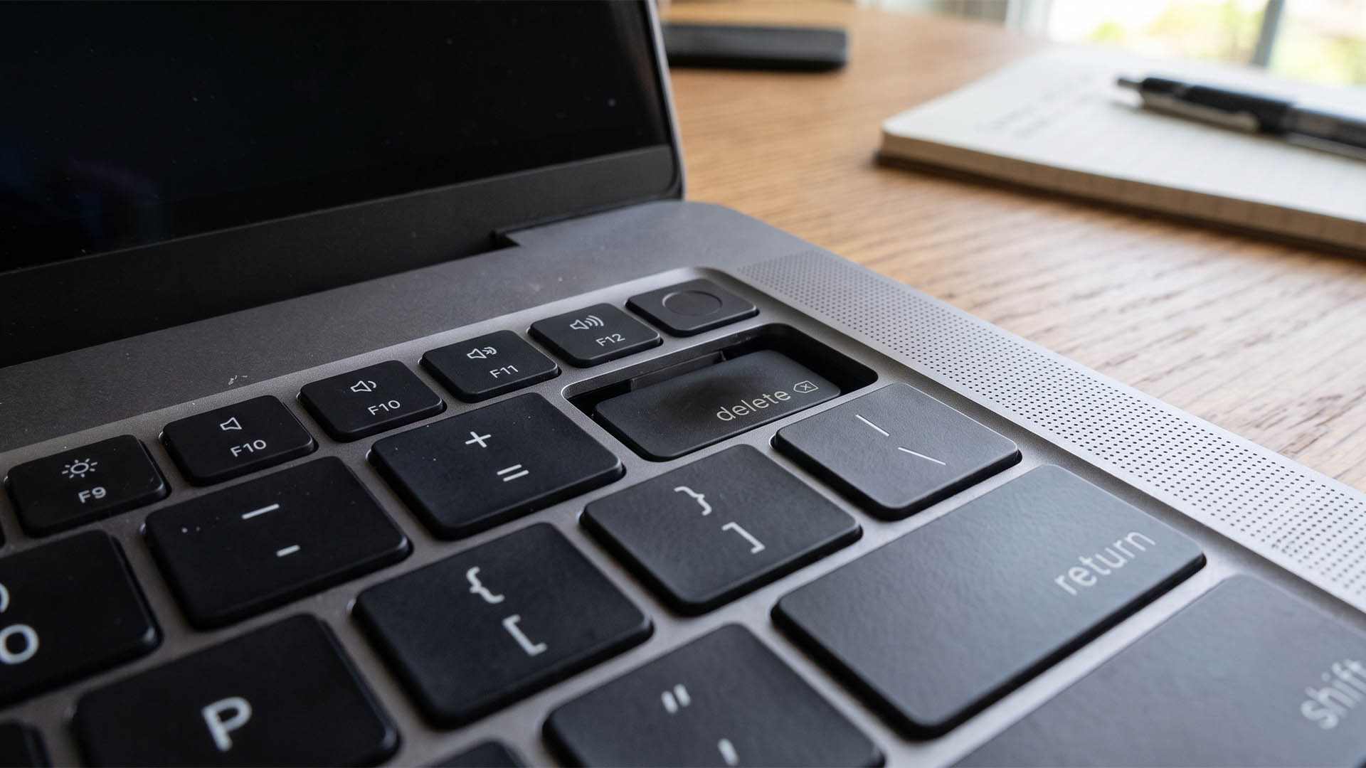Phím Delete bị lõm hẳn xuống khỏi bàn phím và bị kẹt lại không thể dùng được