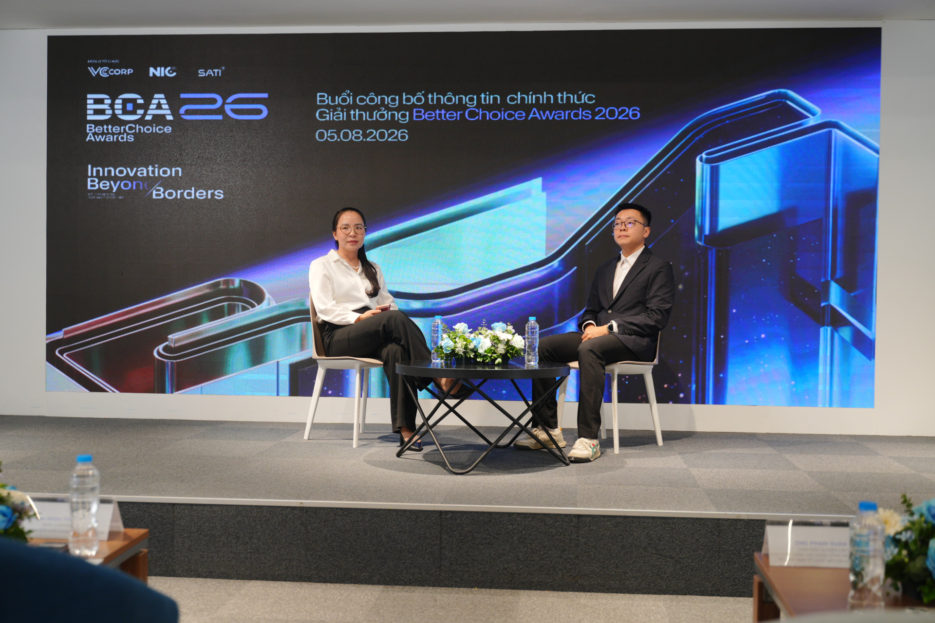 Bà Kim Ngọc Thanh Nga, Phó Giám đốc NIC và ông Phạm Xuân Hà, Trưởng ban tổ chức Better Choice Awards trong phiên hỏi đáp - Ảnh: Phạm Hoàng.