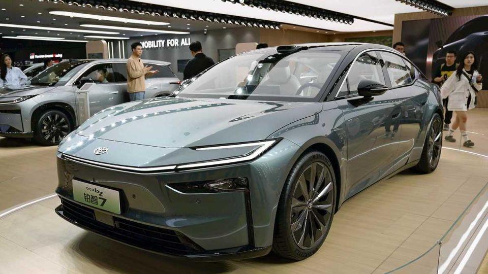 Toyota bZ7, mẫu xe điện Toyota phát triển riêng cho thị trường Trung Quốc, trưng bày tại một đại lý.