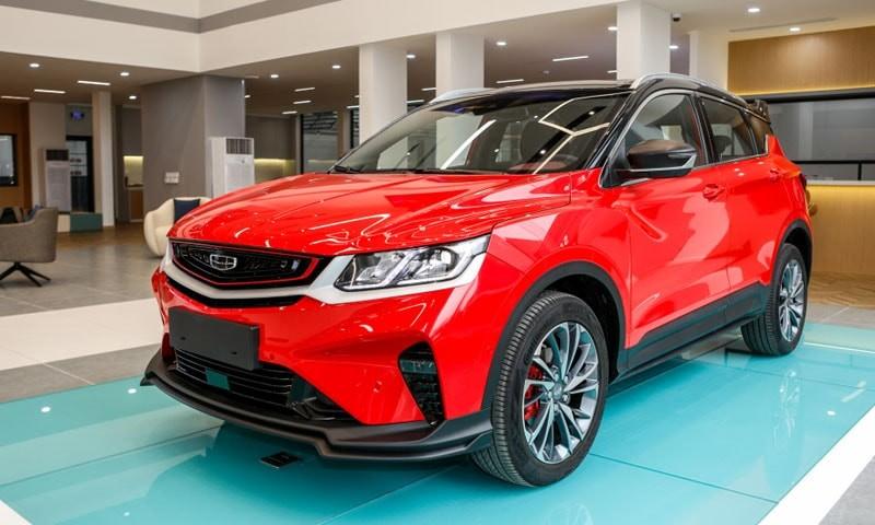 Một mẫu SUV thương hiệu Geely trưng bày tại đại lý.