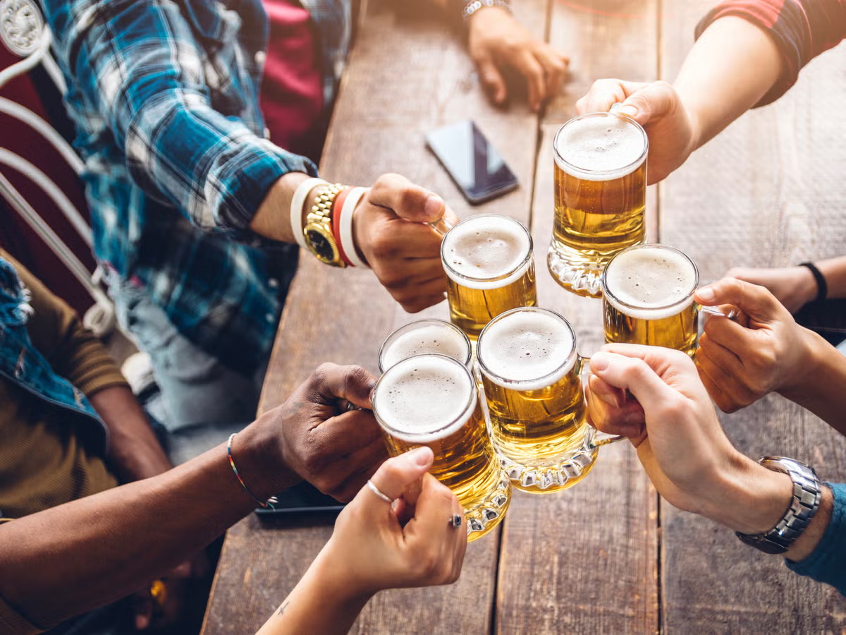 Nước chanh, cà phê, thuốc giải rượu: sự thật đằng sau những mẹo giải rượu thần tốc