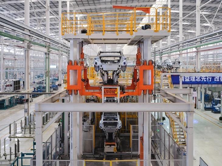  Dây chuyền lắp ráp tại một nhà máy ô tô điện ở Trung Quốc.  