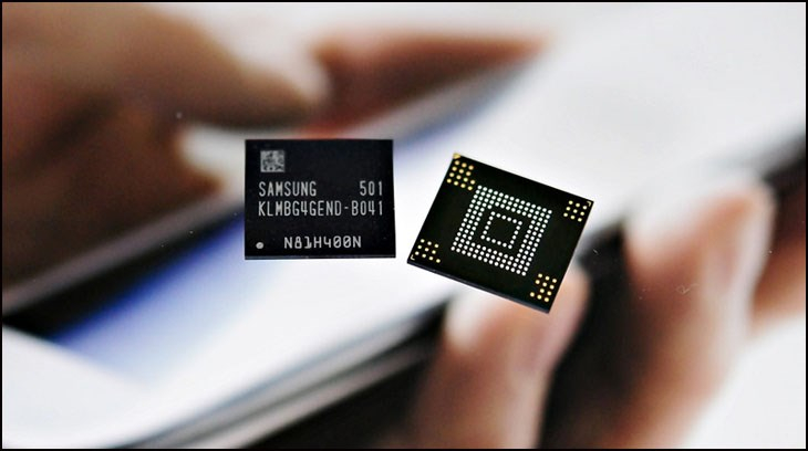   Chip nhớ do Samsung sản xuất. Trong quý 1/2026, giá trung bình của DRAM và NAND tăng hơn 80% so với quý liền trước, theo Omdia.  