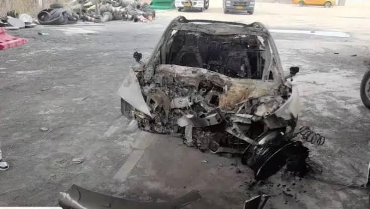 Một chiếc xe điện cháy rụi. Chi phí sửa chữa và thay thế bộ pin là biến số lớn nhất khi định phí bảo hiểm cho dòng xe này.