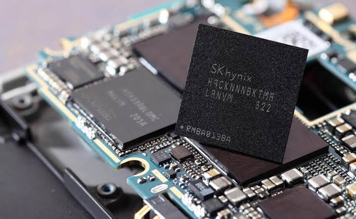   Chip nhớ của SK hynix gắn trên bo mạch một thiết bị điện tử. Hãng dự báo nhu cầu của khách hàng vẫn vượt quá năng lực cung ứng kể cả sau năm 2030.  