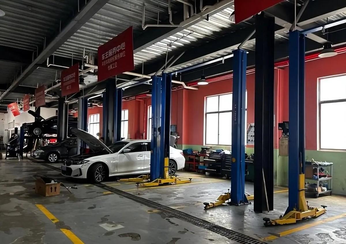 Một xưởng dịch vụ ô tô với các cầu nâng đang hoạt động.