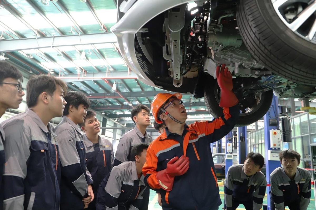 Buổi hướng dẫn kỹ thuật gầm xe cho học viên tại một cơ sở đào tạo nghề ô tô.
