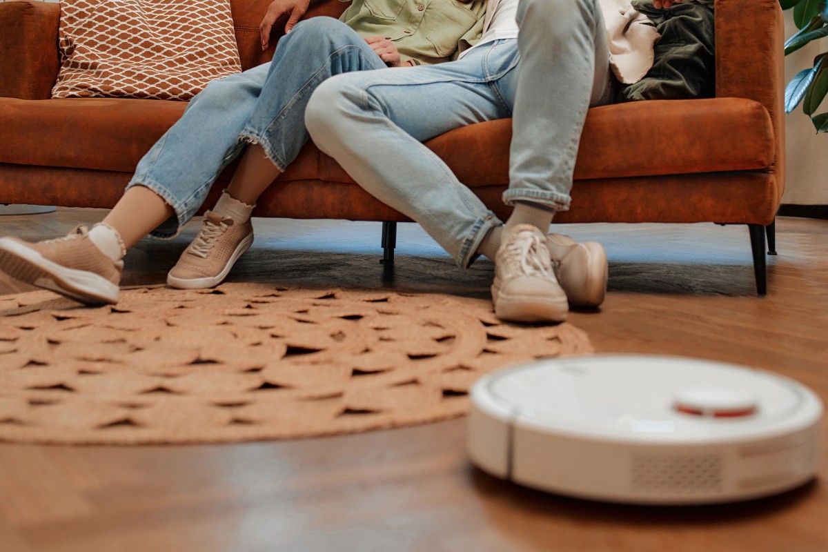 Dùng robot hút bụi để ghi lại cảnh vợ ngoại tình, người chồng thắng kiện rồi nhận án 5 tháng tù
