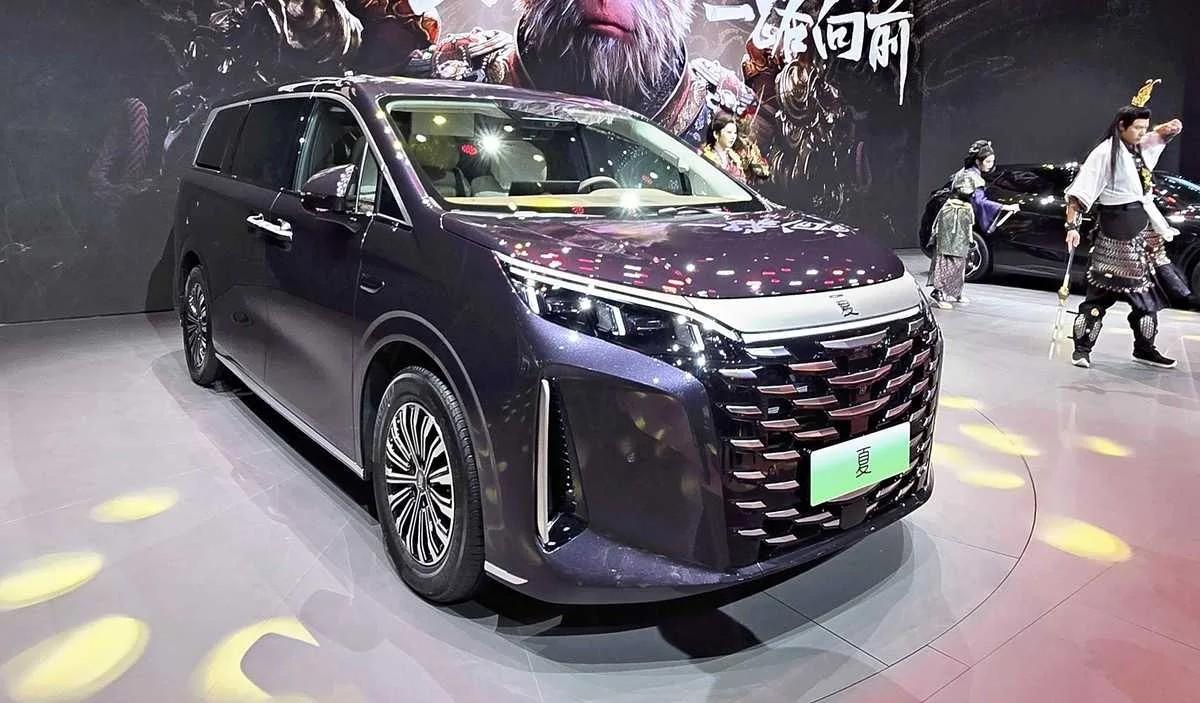 Một mẫu MPV điện Trung Quốc trưng bày tại triển lãm ô tô.