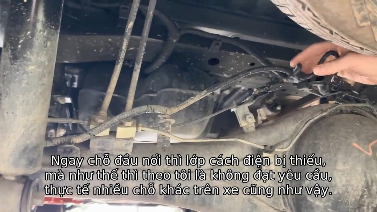   Ảnh cắt từ video của Matt Brand, kênh CarSauce, khi kiểm tra gầm mẫu bán tải JAC T9. Người thực hiện nhận xét lớp cách điện tại đầu nối bị thiếu và tình trạng tương tự xuất hiện ở nhiều vị trí khác trên xe.  