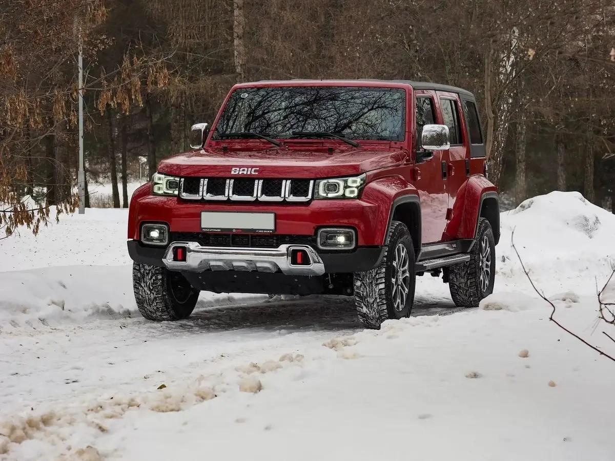Một mẫu SUV thương hiệu BAIC chạy trên đường tuyết tại Nga.