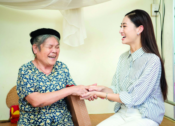 Hoa hậu đến thăm và trao quà cho người già neo đơn tại Trung tâm Bảo trợ xã hội tỉnh Cao Bằng