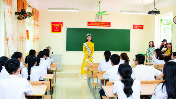 Hoa hậu Thùy Linh về thăm trường cũ tại Cao Bằng                                                   (ảnh Vũ Toàn)
