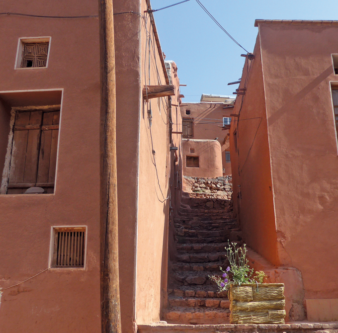 Bậc thang lên một ngôi nhà tại làng cổ Abyaneh.