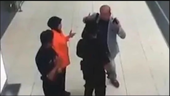 Camera cho thấy người đàn ông được cho là Kim Jong Nam than phiền với nhân viên sân bay sau khi bị xoa dầu lên mặt (Ảnh: News)