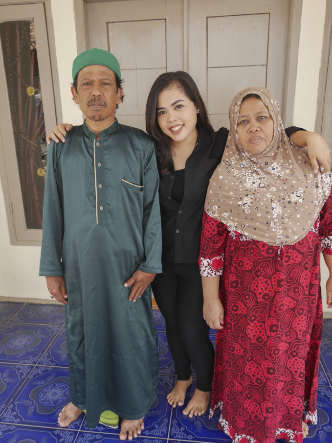 Siti Aisyah (giữa) chụp với cha mẹ (Ảnh: Red Door News)
