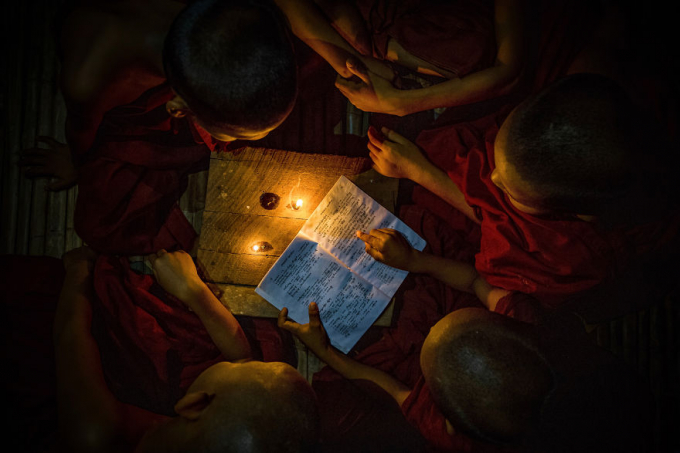 Sẻ chia kiến thức dưới ngọn nến. Ảnh: Sithu Kyaw (Myanmar)