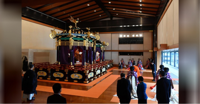 Hoàng đế Nhật Bản Naruhito (trái) và Hoàng hậu Masako(phải) trong lễ đăng quang (Ảnh: Reuters)