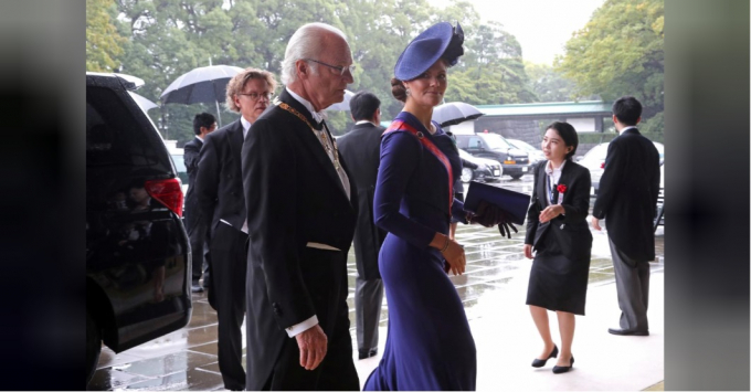Vua Carl XVI Gustaf và công chúa Thụy Điểnĩ Victoria đến dự lễ (Ảnh: Reuters).