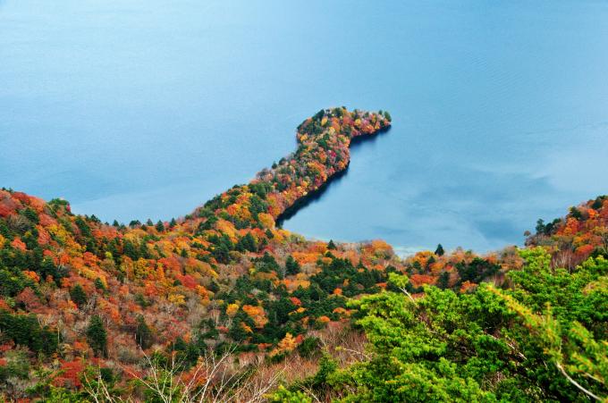 Nằm trong khu công viên quốc gia Nikko, hồ Chuzenji nhuộm tràn sắc thu.