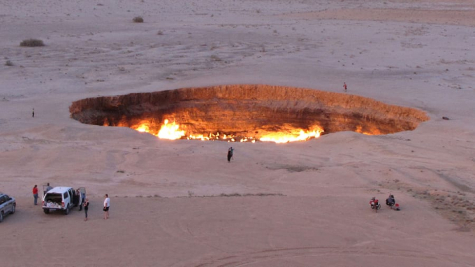 Được hình thành từ hơn 4 thập kỷ trước khi các nhà khoa học khoan nhầm khiến mặt đất tại sa mạc sụt lở. Sau đó, chiếc hầm gas này được đốt và cho tới tận giờ chiếc hố vẫn cháy.