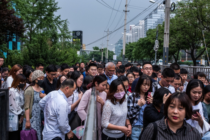Ảnh chụp tại một khu phố công sở tại Bắc Kinh. Thành phần lao động nữ đã sụt giảm từ những năm 1990 (Ảnh: Lam Yik Fei/NYTimes).