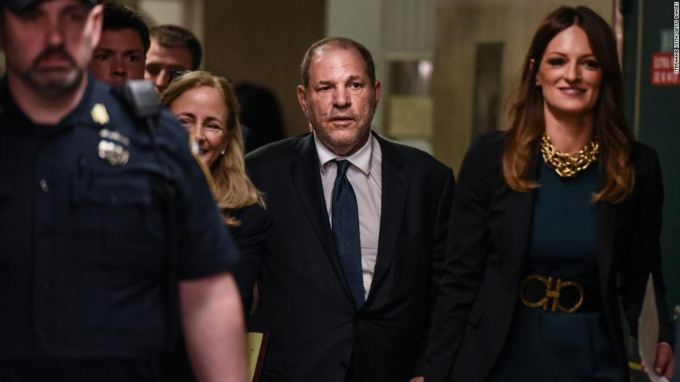 Harvey Weinstein cùng nữ luật sư Donna Rotunno hồi tháng 7 (Ảnh: Stephanie Keith/Getty Images).