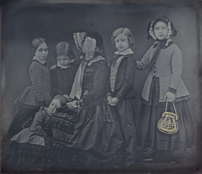 Nữ hoàng Victoria giấu mặt thể hiện sự không hài lòng với bức chân dung chụp bà những ngày trước (Ảnh The National Gallery of Art).