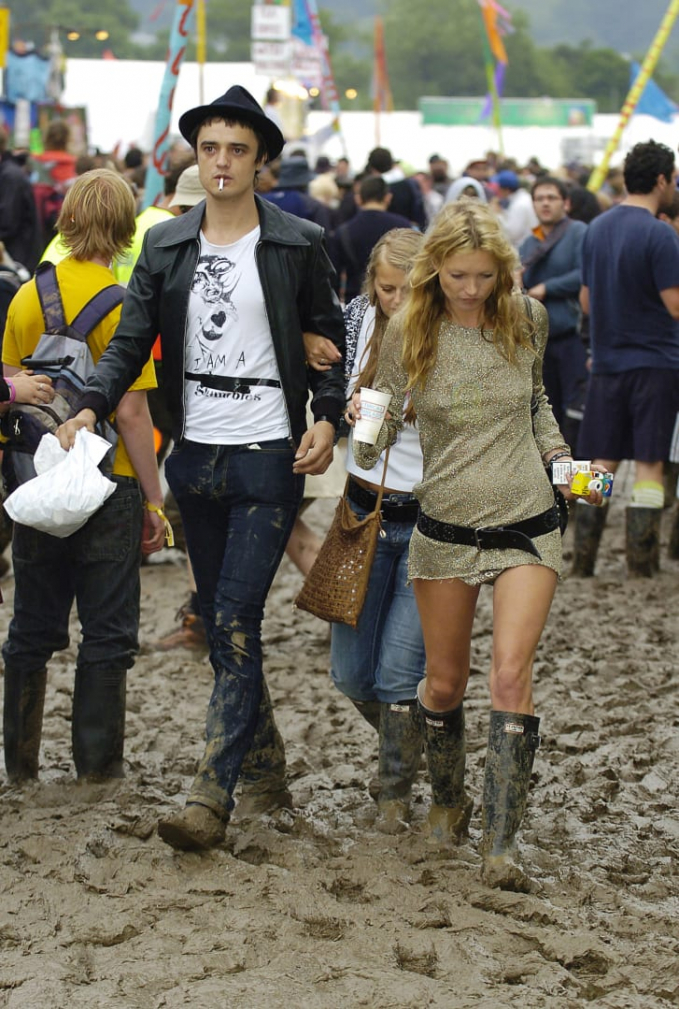 Kate Moss bắt gặp đi cùng Pete Doherty tại lễ hội âm nhạc Glastonbury năm 2005 (Ảnh: MJ Kim/Getty Images/CNN).