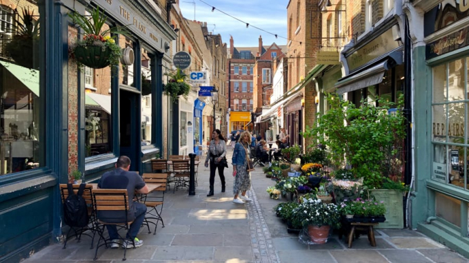 Ẩn khỏi khu đường chính ở Hampstead, Flask Walk là con phố tinh túy của London với những quán rượu truyền thống, những ô cửa sổ và khu nhà ở lộng lẫy (Ảnh: CNN)