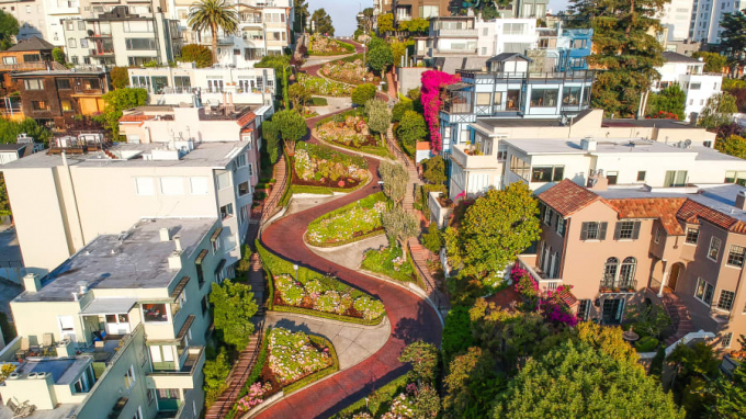 Nổi tiếng với 8 chiếc “kẹp tóc” xoắn quanh một khối duy nhất, Lombard Street là một trong những điểm thu hút khách nhất của San Francisco (Ảnh: CNN).