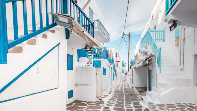 Những con hẻm bé nhỏ chạy dài cùng những cửa hàng và nhà ở sơn trắng toát khiến khung cảnh nơi đây trở nên thanh bình, tách biệt khỏi những chốn ồn ào trên một trong những quần đảo du lịch đông đúc nhất (Ảnh: CNN)