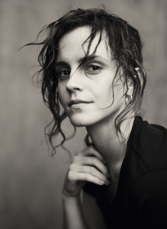 Cô nàng diễn viên người Anh Emma Watson (Ảnh: Paolo Roversi/Pirelli)