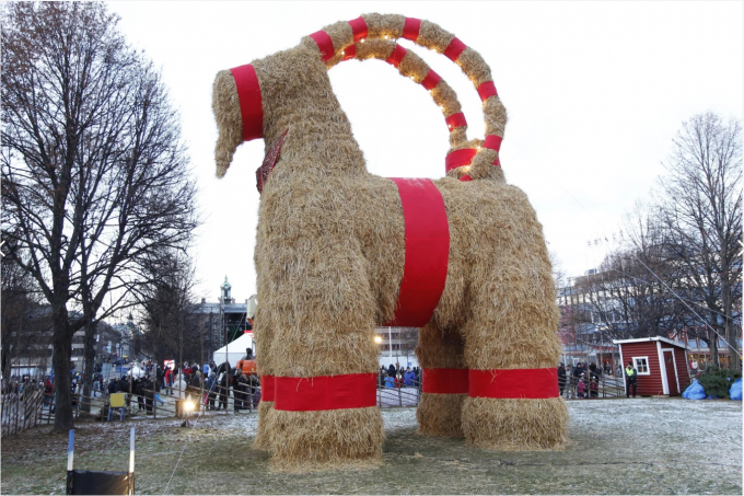 Hình nộm dê được dựng bằng rơm, trang trí phong cách Giáng Sinh được đặt tại Gavle, Thụy Điển (Ảnh: Pernilla Wahlman/ Getty Images).
