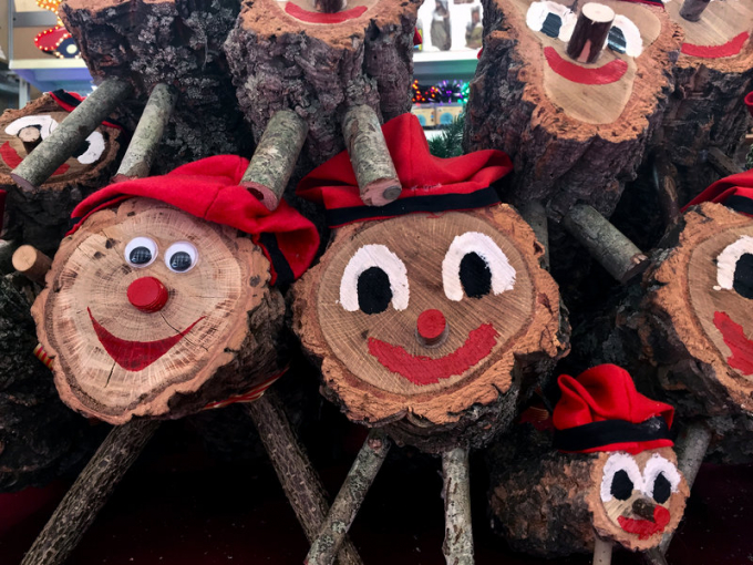 Caga Tiós, những khúc gỗ Giáng Sinh được nhồi và trang trí (Ảnh: Lindsay Patterson/npr).