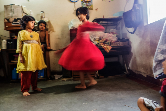 Bức ảnh cô bé Fatema xoay một vòng khoe váy mới từ seri ảnh 