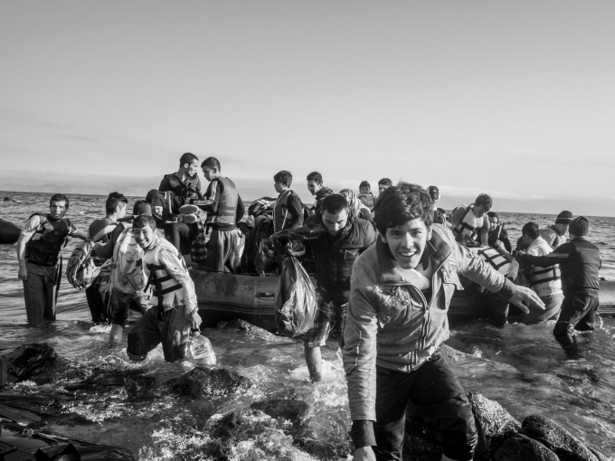 Người tị nạn ào lên hòn đảo Lesbos, Hy Lạp, 2015 (Ảnh: Moises Saman/Magnum Photos).