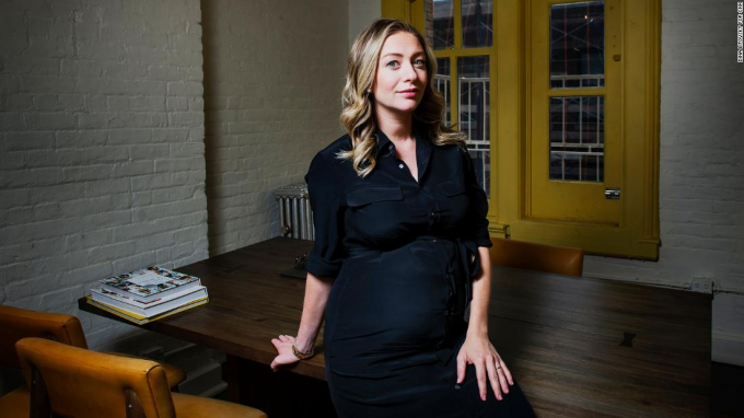 Whitney Wolfe Herd, người phụ nữ thành lập Bumble, một ứng dụng hẹn hò cho phép phụ nữ quyền chủ động. Hiện cô là CEO của MagicLab có trị giá 3 tỷ đô với 4 ứng dụng: Bumble, Badoo, Chappy and Lumen (Ảnh: Dina Litovsky/CNN).